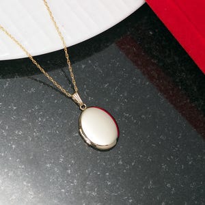 18k Premium Weight Yellow Gold Oval Picture Locket Jewelry